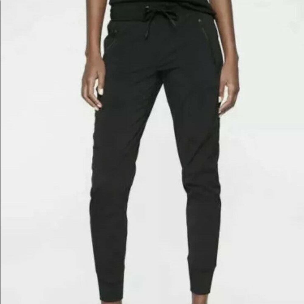 Black lined city jogger